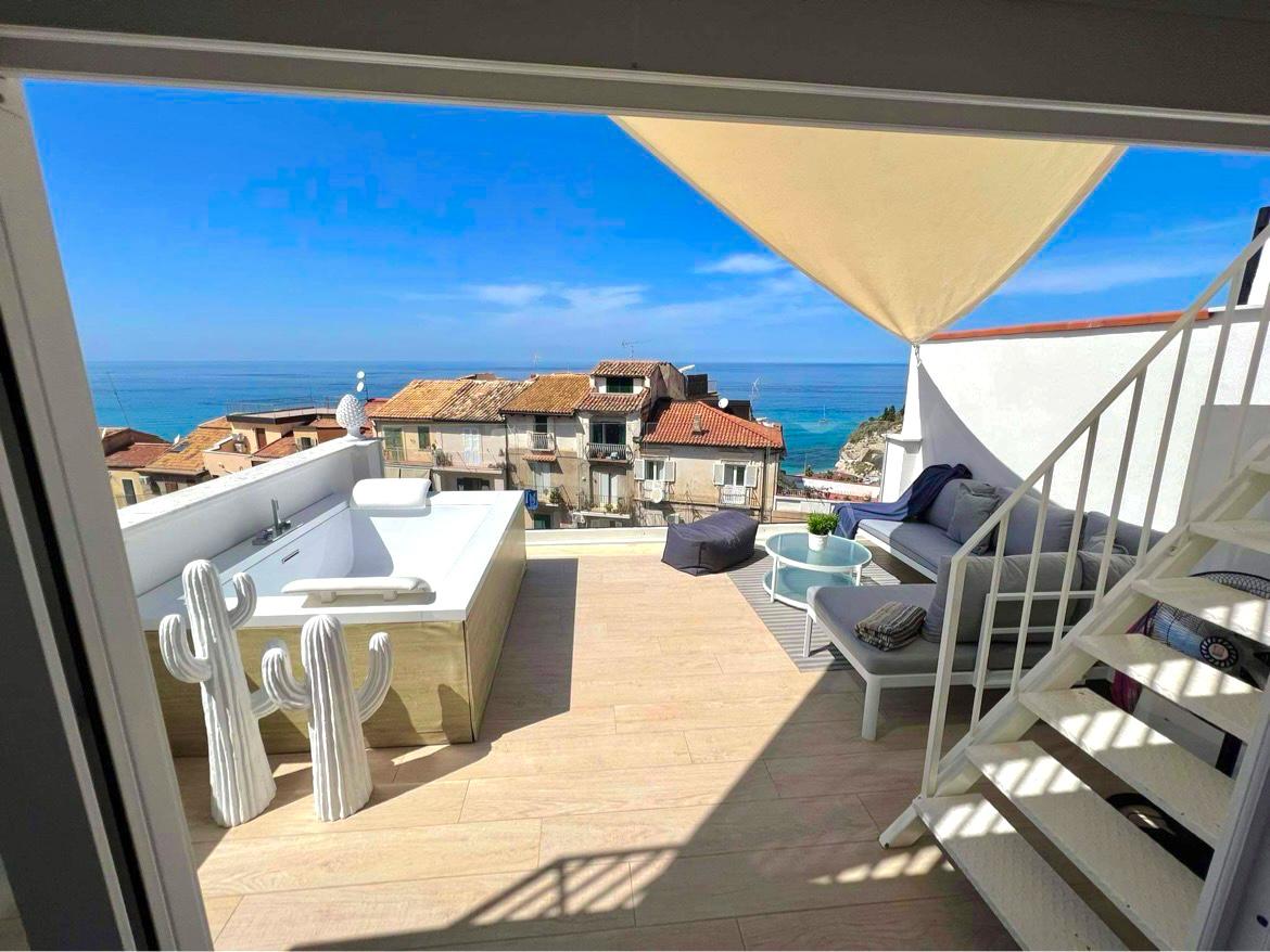 Jacuzzi with sea view